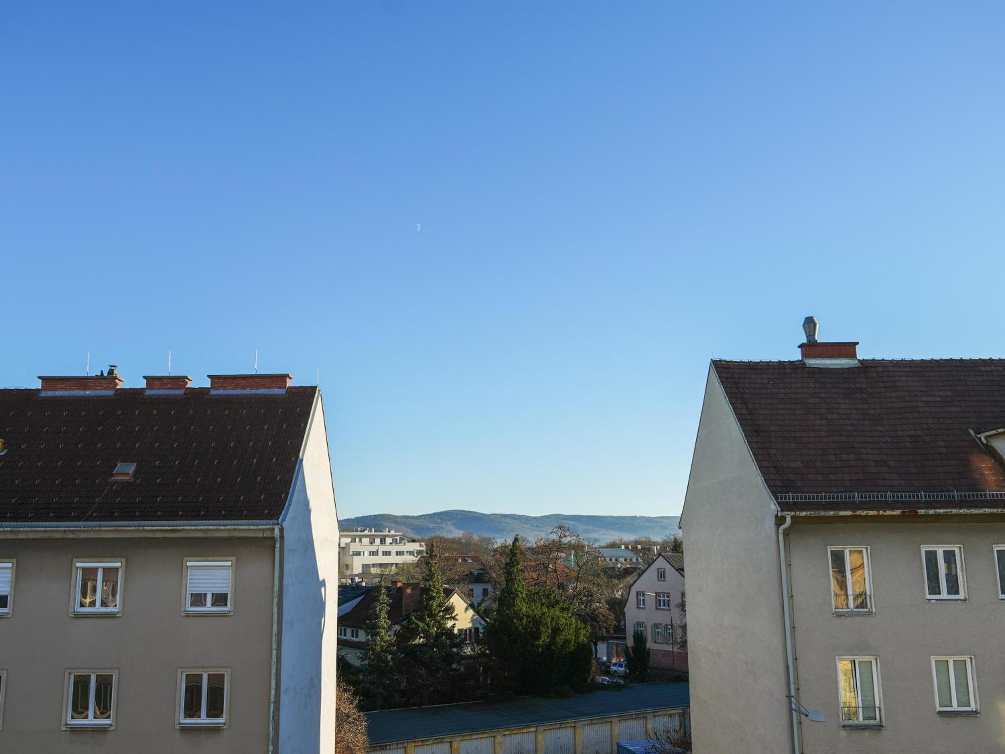 Spacious Apartments With View & Free Parking Wiener Neustadt Exterior photo