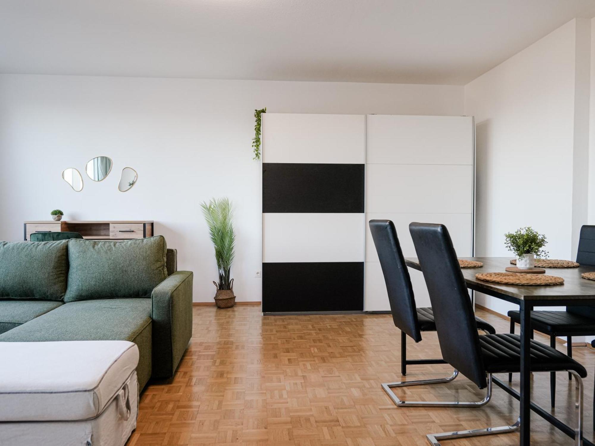 Spacious Apartments With View & Free Parking Wiener Neustadt Exterior photo