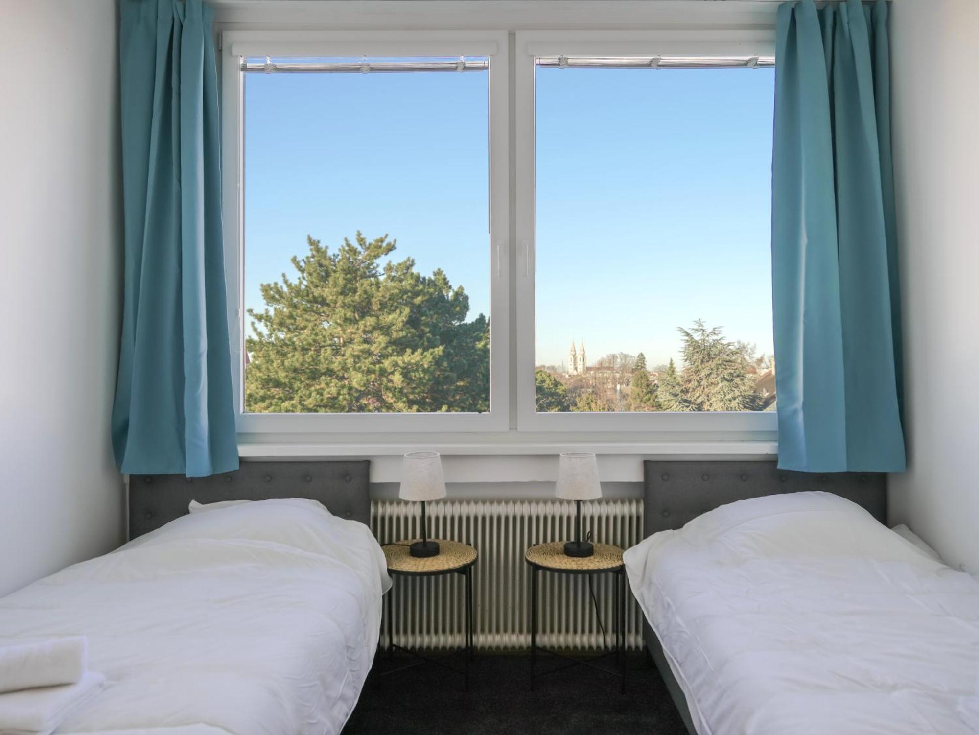 Spacious Apartments With View & Free Parking Wiener Neustadt Exterior photo